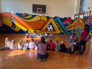 dzieci słuchają opowiadania o zajączku, który szukał wiosny