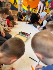 przedszkolaki malują obraz wiosny