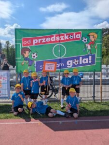 przedszkolaki z pucharem