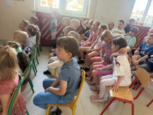 dzieci oglądają przedstawienie