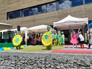 występ przedszkolaków na pikniku