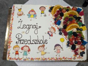 tort z owocami i napisem żegnaj przedszkole